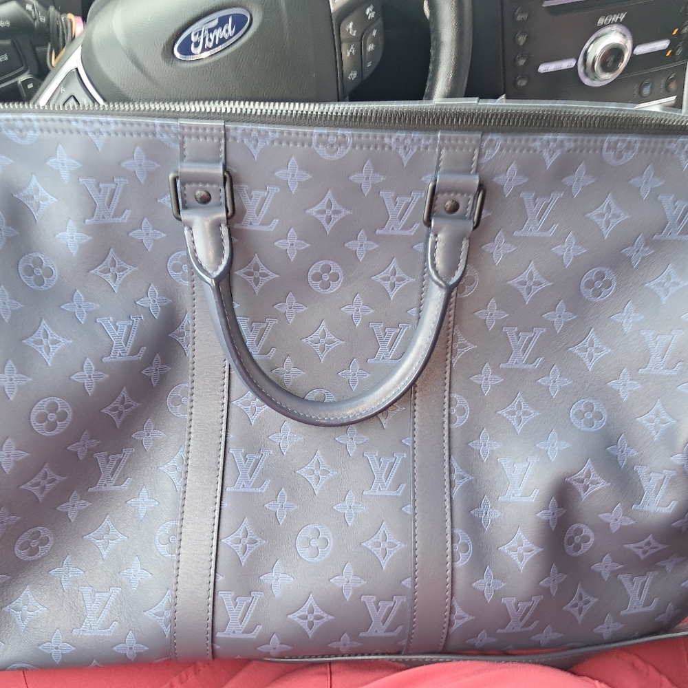 Louis Vuitton Gray Duffel Bag with Iconic Design - Picture 7 of 7